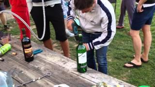 Сосенки. Илья открывает вино шуруповертом