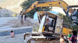 "Battle of the excavator with the stubborn rocks of the mountain to build the Betul house"