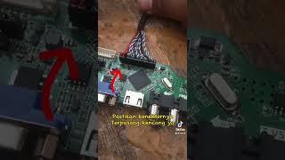 Lanjuuttt... Trus sekarang gimana caranya pasang konektor dari kabel LVDS ke Mainboard Universal?