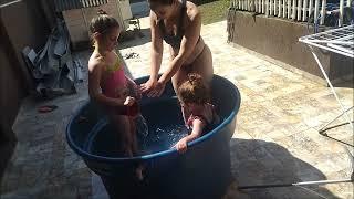 Brincando na Caixa D'agua com a Mamãe