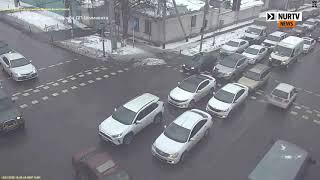 Прохожий регулировал движение вместо полицейских в Шымкенте
