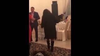 Бабушка красива танцует:)