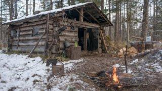 Таежное зимовье: почему двери в таких домиках открываются наружу