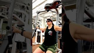 ANIKA RATT AWESOME ARM WORKOUT ON THE GYM REAR DELT / PEC FLY MACHINE!! Alexandria VA (Deutsch) 