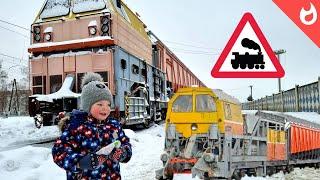 Snowplow trains at work / the train cleans the snow at the railway station