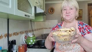 Творожные рогалики. Красный борщ. Запекла курицу в духовке.
