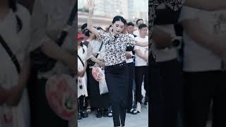 Tibetan girl mature, charming and elegant woman Tibetan girl Guozhuang dance dance out a beautif