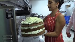 Herstellung einer Schwarzwälder Kirschtorte im Schlosscafé Glatt