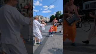 Малюк кумедно танцює під Харе Крішна