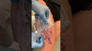 Тату на бедре для девушки- дракон. Красивая татуировка от мастера Kot Tattoo Studio #тату #tattoo