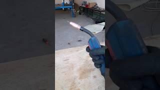 полуавтоматический процесс сварки #welder #welding #сварка #сварщик #svarka #weldingshorts