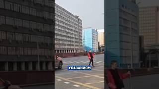 В Москве молодой парень регулировал перекрёсток с помощью дорожного знака 