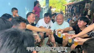 老挝村长瓦梦给家里人摆酒祈福，没想到中国姐夫的最高待遇被抢走