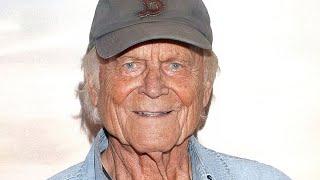 Terence Hill agora tem mais de 80 anos e sua vida é triste.