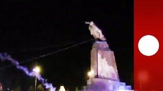 Video: Protesters topple Lenin monument in Kharkiv, Ukraine