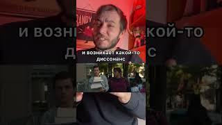 Почему Питер Паркер несёт учебники в руках?