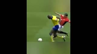 Roy Keane stops Patrick Vieira 