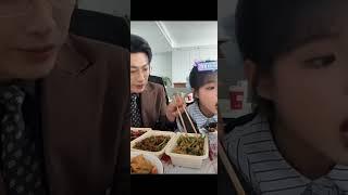 二牛看咩咩的眼神满是宠溺 #于龙杨咩咩  #杨咩咩于龙  #于龙怕热杨咩咩  #于龙杨伊璐 @我要上热门O3x8er38dpbhvbaa