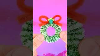 DIY Mini Christmas Wreath made with pipe cleaners