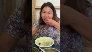 Maw mu lar eating  dinner 