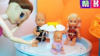 KATYA AND MAX ARE BATHING IN THE FOUNTAIN! A SLEEPY MOTHER WON'T LIKE IT) Funny family cartoons