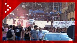 Anarchici in corteo a Torino: imbrattati fast-food, veicoli e pensiline