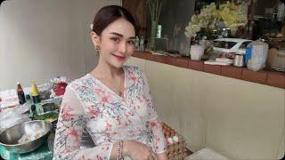 LIVE Street Café - Welcome Family  Ploysai Coffee Lady in Bangkok Thailand - Thai Street Food