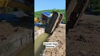 Excavator Gagal Nyebrang#shorts #viralvideos #trending #animasimobiltruk #herichannel#excavator#truk