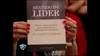 Marcelo Tinelli agradece a Alberto F. Sanjurjo por el libro de Liderazgo 'Sentido de Líder'.