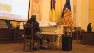 Ukrainian "extremist" plays the piano. Ukraine Revolution 2014 Maidan