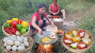 Egg cooking in Bell peppers so delicious food for dinner, Eating delicious in forest