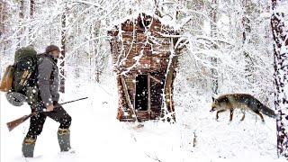 Verbringen Sie die Nacht in einer Holzhütte während eines Schneesturms. Gemütliches Baumhaus.