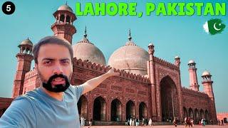 Indian  in Old LAHORE, Pakistan  : Badshahi Mosque & Fort