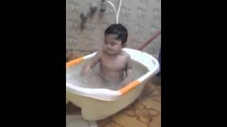 lucu bangettt... anak kecil mandi