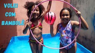 Volei com bambolê, desafio na piscina / Volleyball with hula hoop, pool challenge