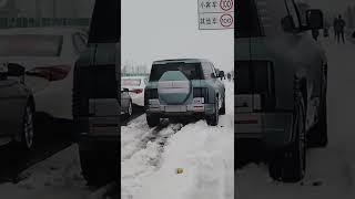 Traffic paralyzed by heavy snow, but BYD YangWang U8...