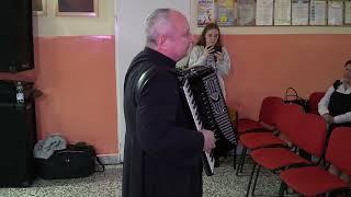 Wojcieszków: Ks. Kanonik  Marian Banasiuk gra na harmoni. Sala śpiewa!