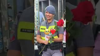 Surprise rose on policia