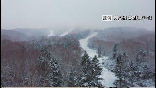 志賀高原の焼額山スキー場で3cm積雪　北アルプス爺ヶ岳でも冠雪　紅葉と雪の競演