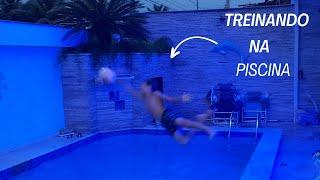 "Treinando Reflexos de Goleiro na Piscina: Desafios e Diversão!"