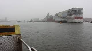 Fahrt durch den Hafen von Amsterdam zum Hauptbahnhof