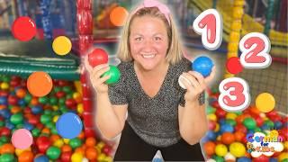 Riesenrutschen und Hüpfburgen: Unser Tag im Indoor-Spielplatz | Farben und Zahlen für Kinder