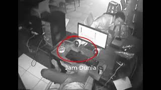 rekaman cctv mencuri hp penjaga warnet