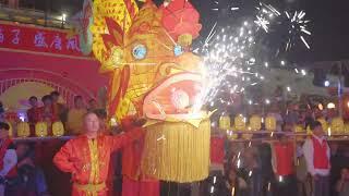 The giant dragon tours the land, thousands of people dance together, inheriting the century-old