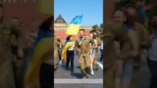 Украинские военные и девушки с флагами устроили погоню на Красной площади!  LIVE эксклюзив 