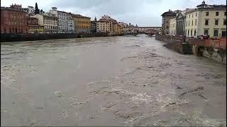 Firenze, Arno in piena lambisce il Ponte Vecchio