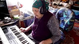 ПОЁТ  БАБУШКА.ей ВСЕГО 90+ ЛЕТ.ЭТО НЕЧТО НЕПОВТОРИМОЕ