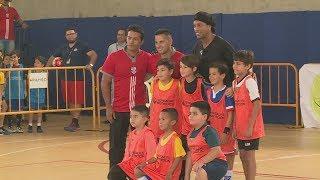 Costa Rica: Ronaldinho Gaucho compartió y hasta hizo de árbitro en partido en Pan American School