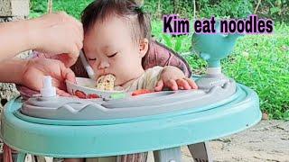 The difficult life of a single mother and child every day