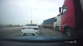 Фуры перекрыли дорогу